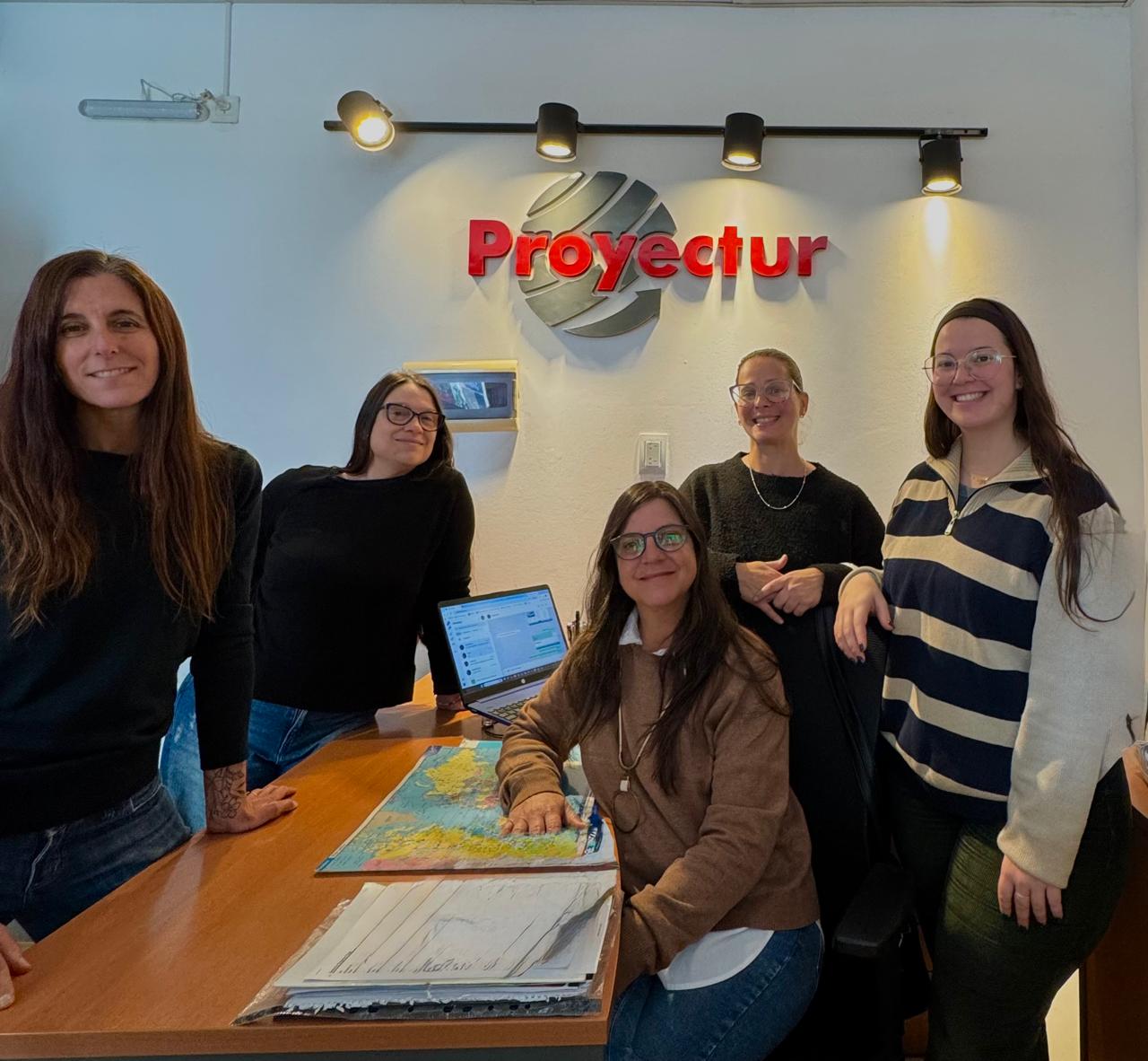 Equipo de Proyectur Viajes en la oficina